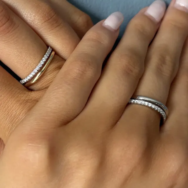 Vivara Split Wave Ring lifestyle